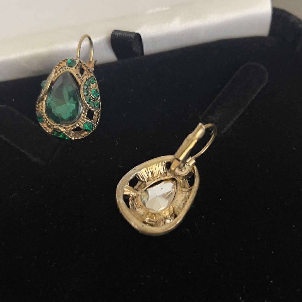 Vintage green gold tone earrings - Picture 2 of 3